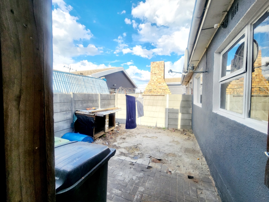 2 Bedroom Property for Sale in Peerless Park West Western Cape